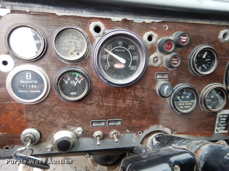 image for item GH9069 1993 Peterbilt 320  roll-off container truck