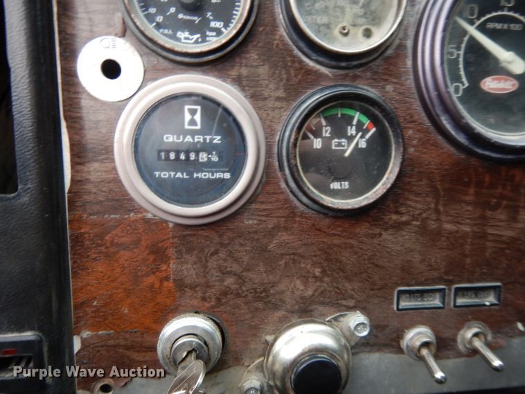 image for item GH9069 1993 Peterbilt 320  roll-off container truck