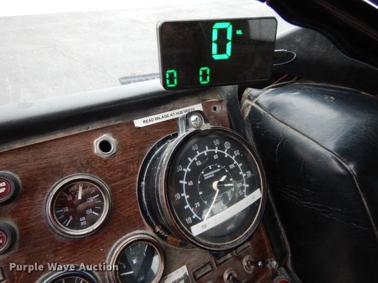 image for item GH9069 1993 Peterbilt 320  roll-off container truck