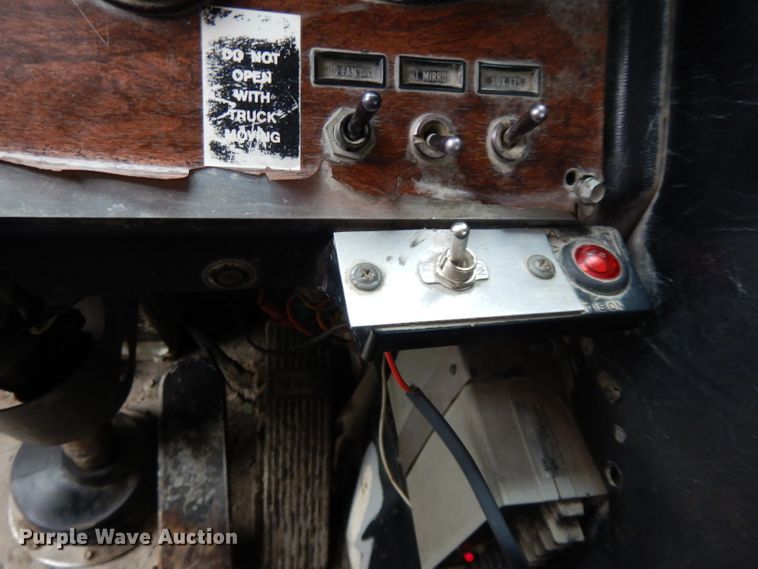 image for item GH9069 1993 Peterbilt 320  roll-off container truck