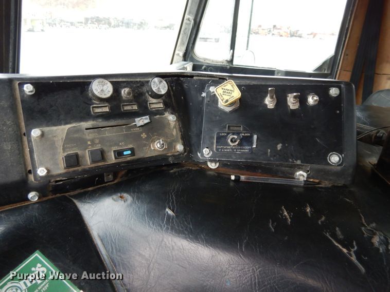 image for item GH9069 1993 Peterbilt 320  roll-off container truck