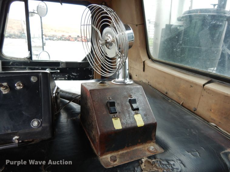 image for item GH9069 1993 Peterbilt 320  roll-off container truck