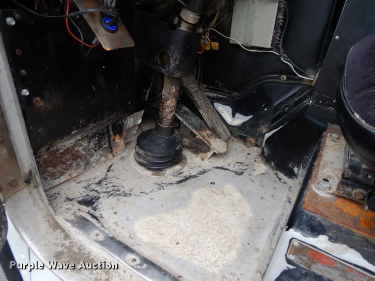 image for item GH9069 1993 Peterbilt 320  roll-off container truck