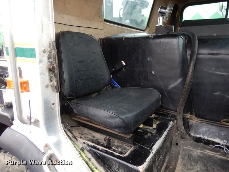 image for item GH9069 1993 Peterbilt 320  roll-off container truck