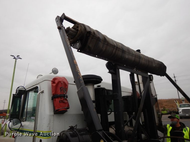 image for item GH9069 1993 Peterbilt 320  roll-off container truck