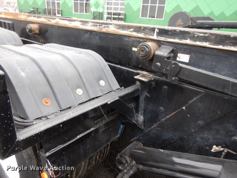 image for item GH9069 1993 Peterbilt 320  roll-off container truck