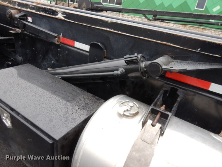 image for item GH9069 1993 Peterbilt 320  roll-off container truck