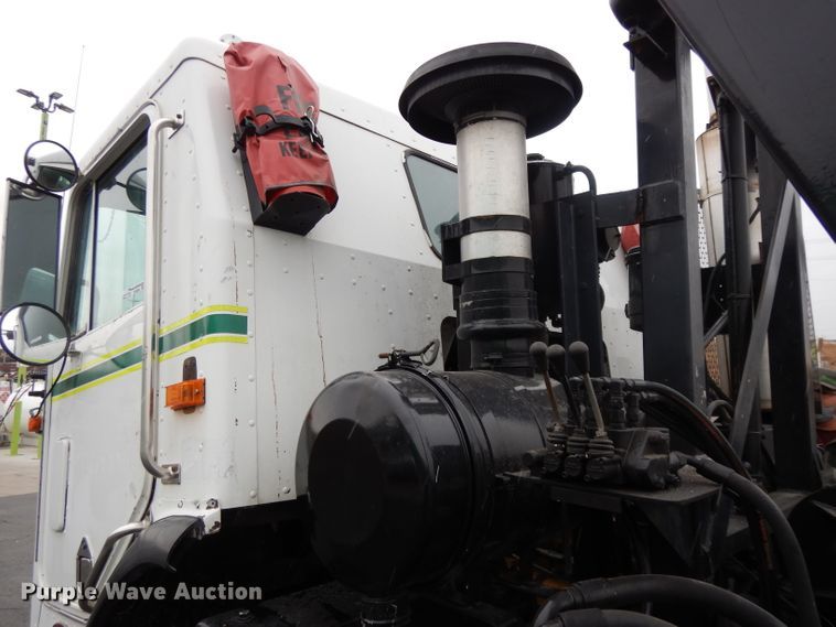 image for item GH9069 1993 Peterbilt 320  roll-off container truck