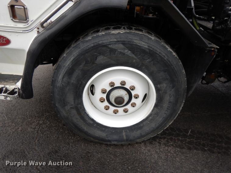 image for item GH9069 1993 Peterbilt 320  roll-off container truck