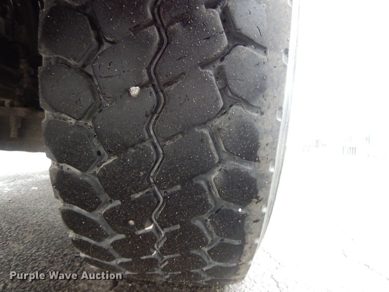 image for item GH9069 1993 Peterbilt 320  roll-off container truck