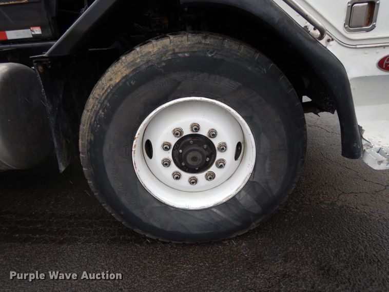 image for item GH9069 1993 Peterbilt 320  roll-off container truck