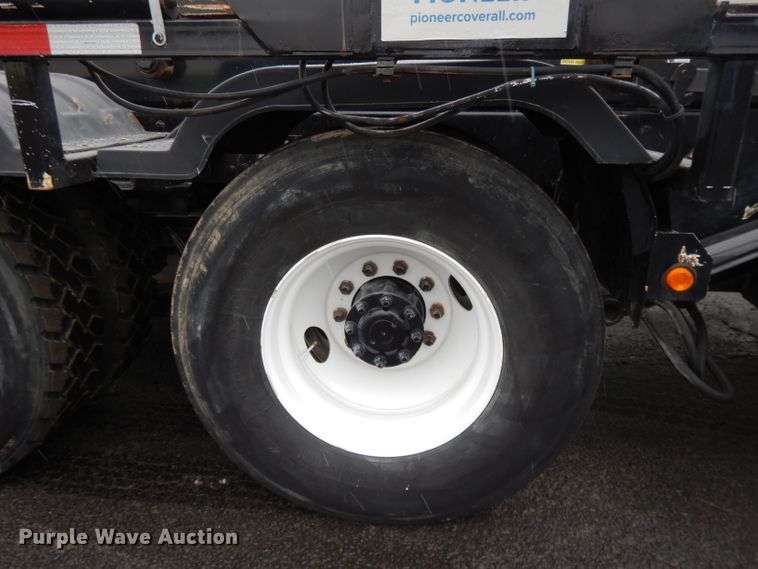 image for item GH9069 1993 Peterbilt 320  roll-off container truck