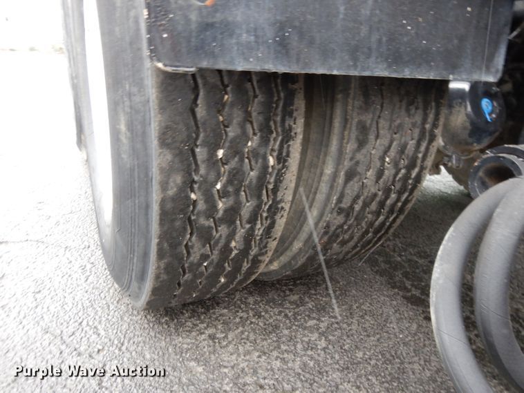 image for item GH9069 1993 Peterbilt 320  roll-off container truck