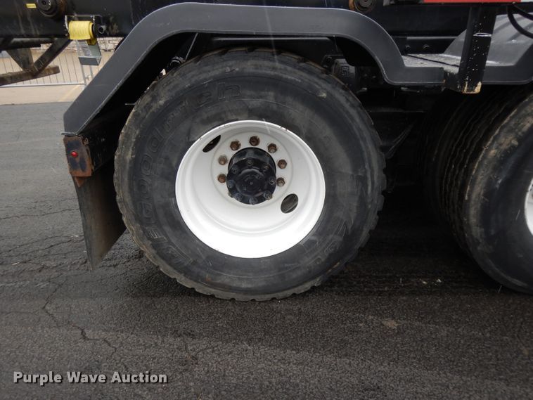 image for item GH9069 1993 Peterbilt 320  roll-off container truck