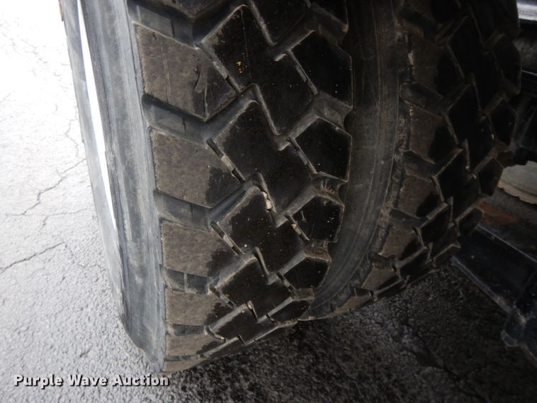 image for item GH9069 1993 Peterbilt 320  roll-off container truck