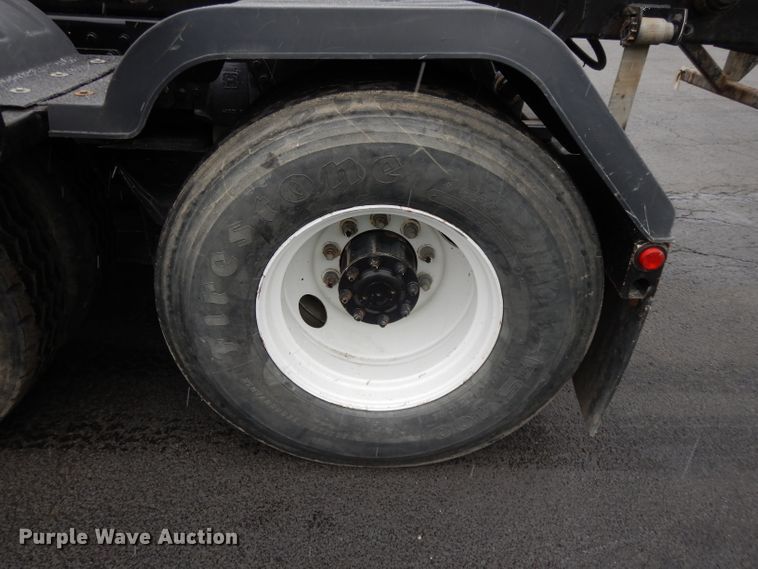 image for item GH9069 1993 Peterbilt 320  roll-off container truck