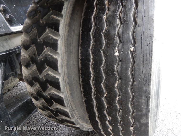 image for item GH9069 1993 Peterbilt 320  roll-off container truck