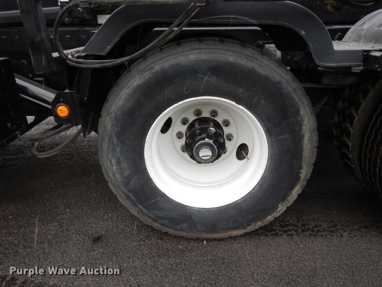 image for item GH9069 1993 Peterbilt 320  roll-off container truck