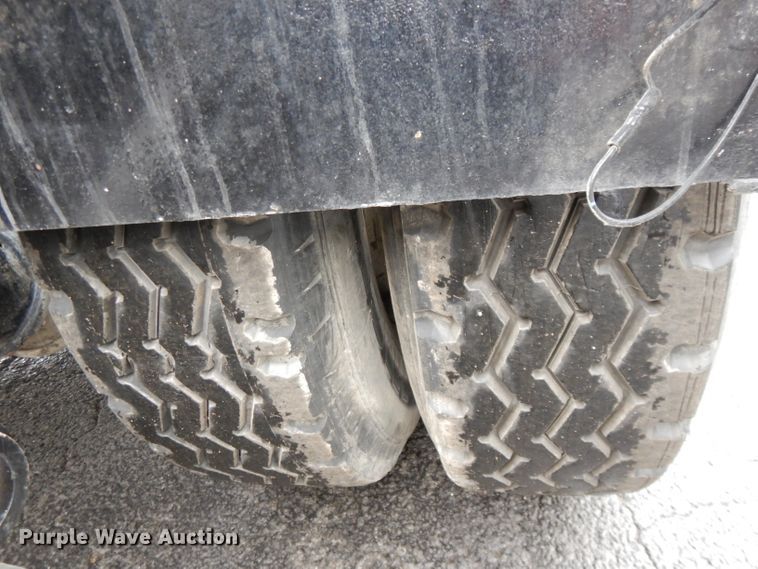 image for item GH9069 1993 Peterbilt 320  roll-off container truck