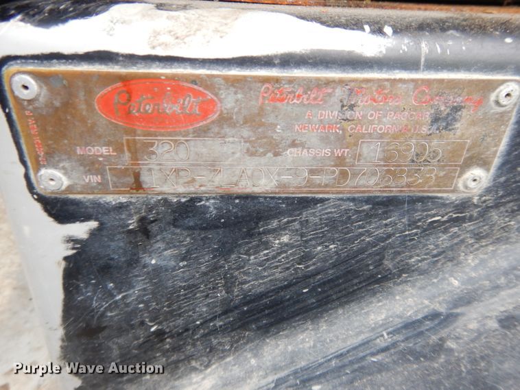 image for item GH9069 1993 Peterbilt 320  roll-off container truck