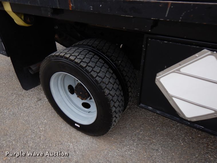 image for item GK9547 2007 Ford F550 Super Duty  flatbed truck with crane