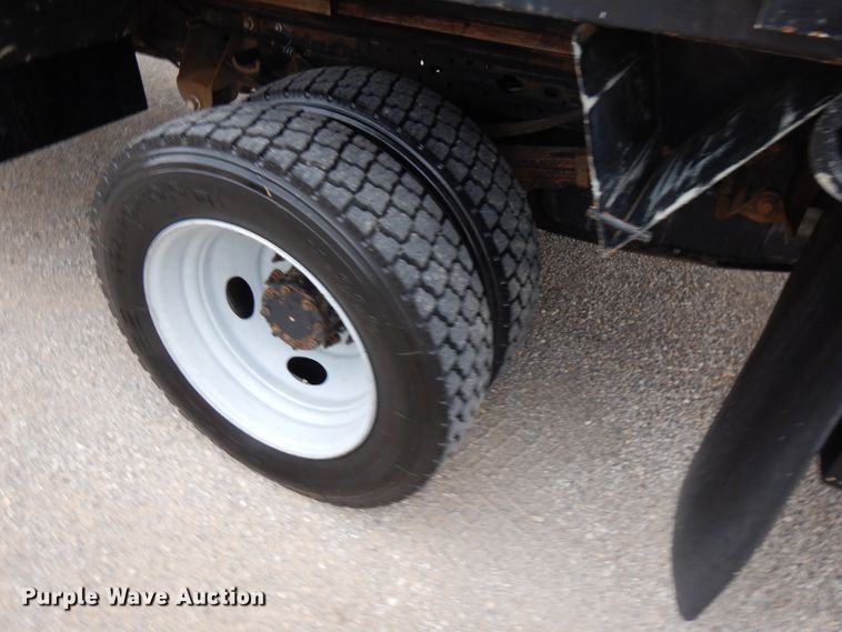 image for item GK9547 2007 Ford F550 Super Duty  flatbed truck with crane