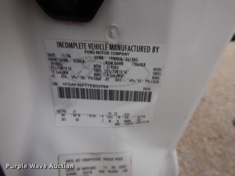 image for item GK9547 2007 Ford F550 Super Duty  flatbed truck with crane