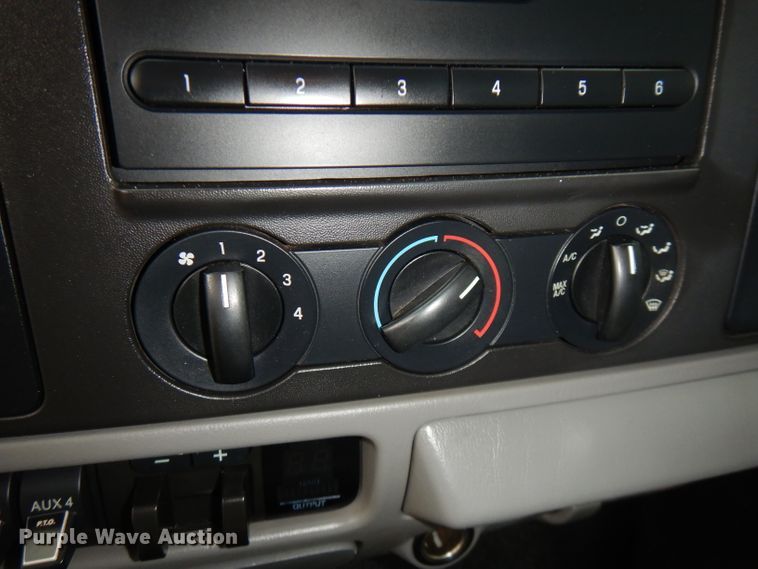 image for item GK9548 2007 Ford F550 Super Duty  utility truck with crane