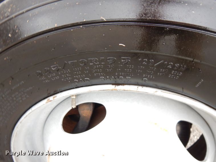 image for item GK9548 2007 Ford F550 Super Duty  utility truck with crane