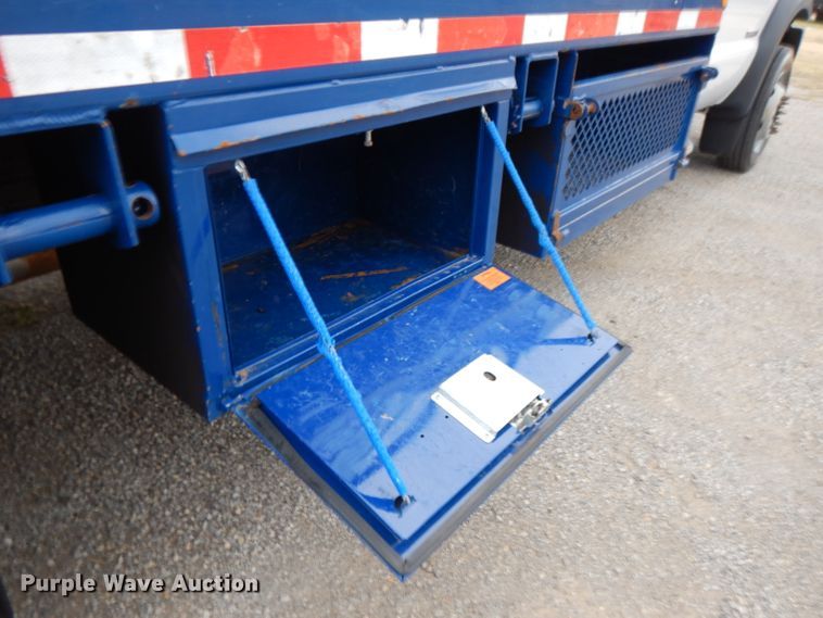 image for item GK9548 2007 Ford F550 Super Duty  utility truck with crane