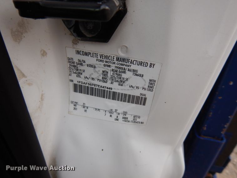 image for item GK9548 2007 Ford F550 Super Duty  utility truck with crane