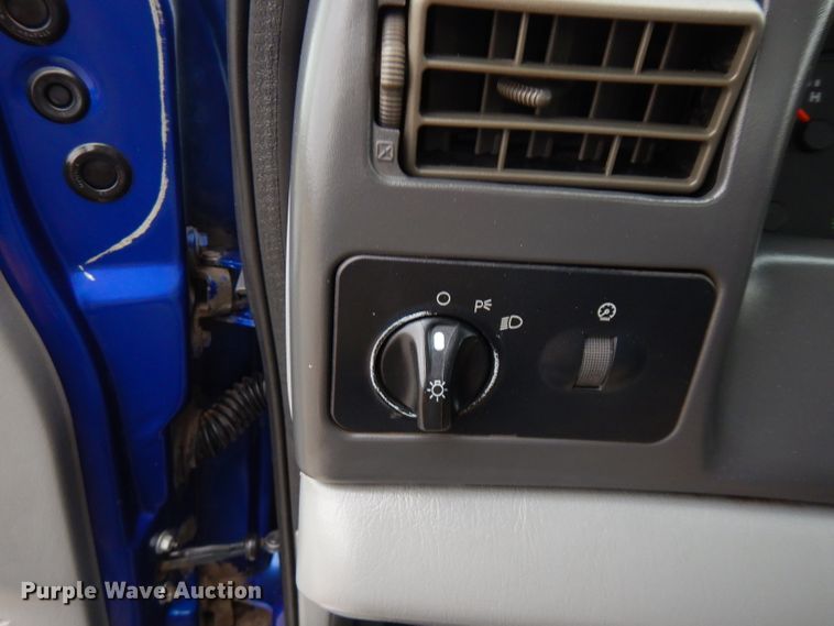 image for item GK9549 2003 Ford F550 Super Duty  flatbed truck with crane