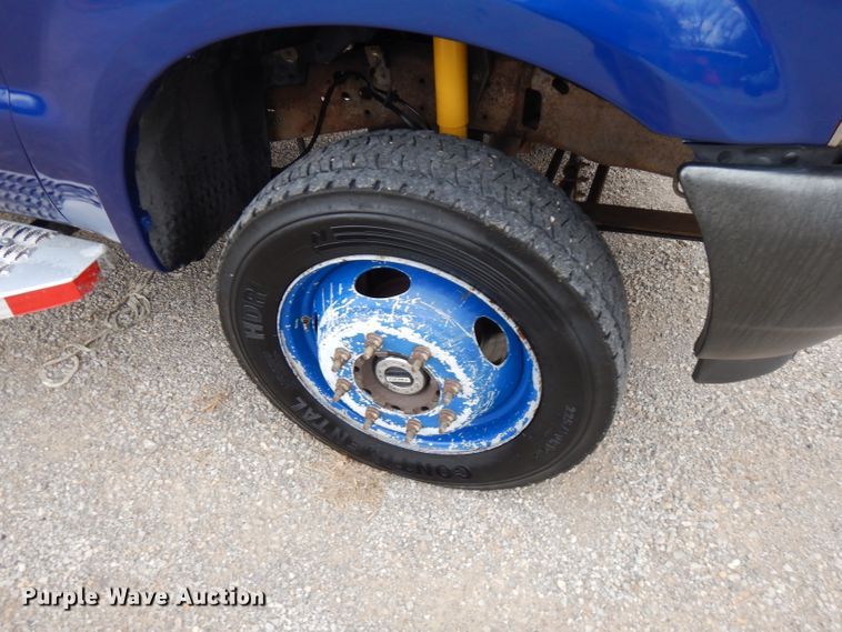 image for item GK9549 2003 Ford F550 Super Duty  flatbed truck with crane