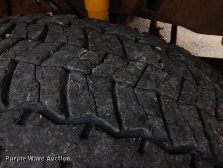 image for item GK9549 2003 Ford F550 Super Duty  flatbed truck with crane