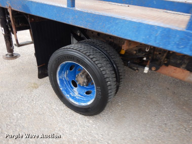 image for item GK9549 2003 Ford F550 Super Duty  flatbed truck with crane