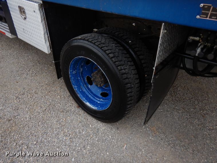 image for item GK9549 2003 Ford F550 Super Duty  flatbed truck with crane