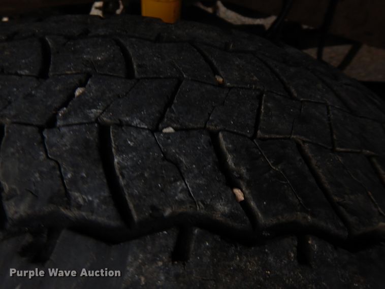 image for item GK9549 2003 Ford F550 Super Duty  flatbed truck with crane