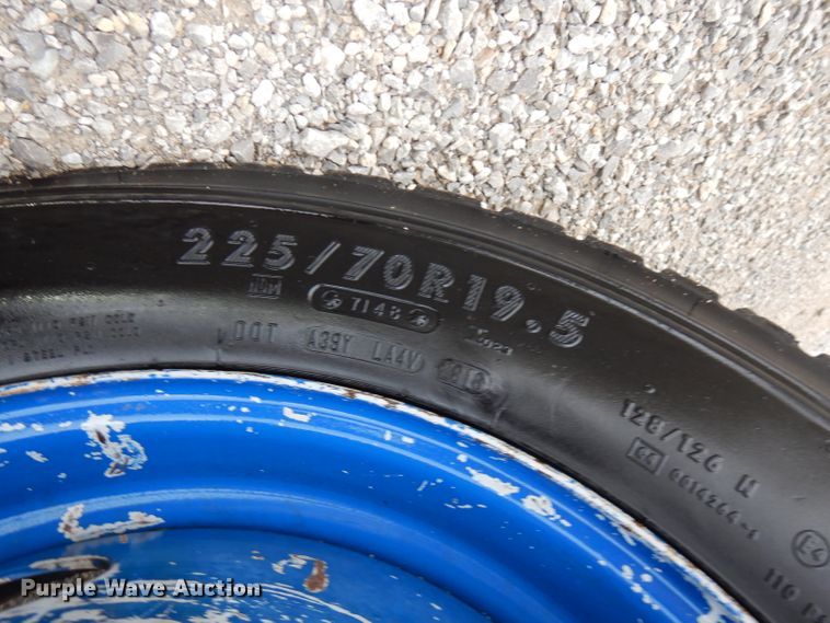 image for item GK9549 2003 Ford F550 Super Duty  flatbed truck with crane