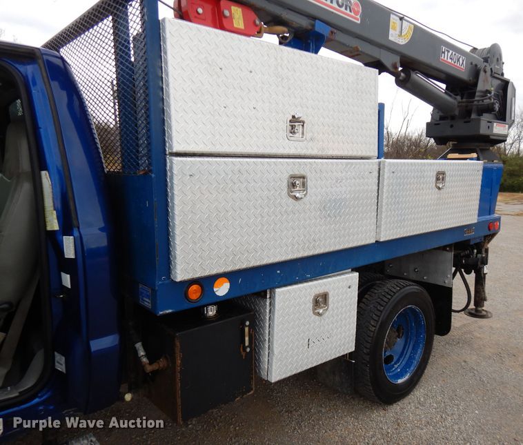 image for item GK9549 2003 Ford F550 Super Duty  flatbed truck with crane