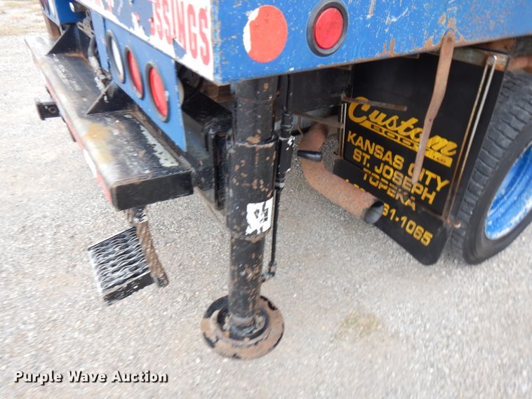 image for item GK9549 2003 Ford F550 Super Duty  flatbed truck with crane