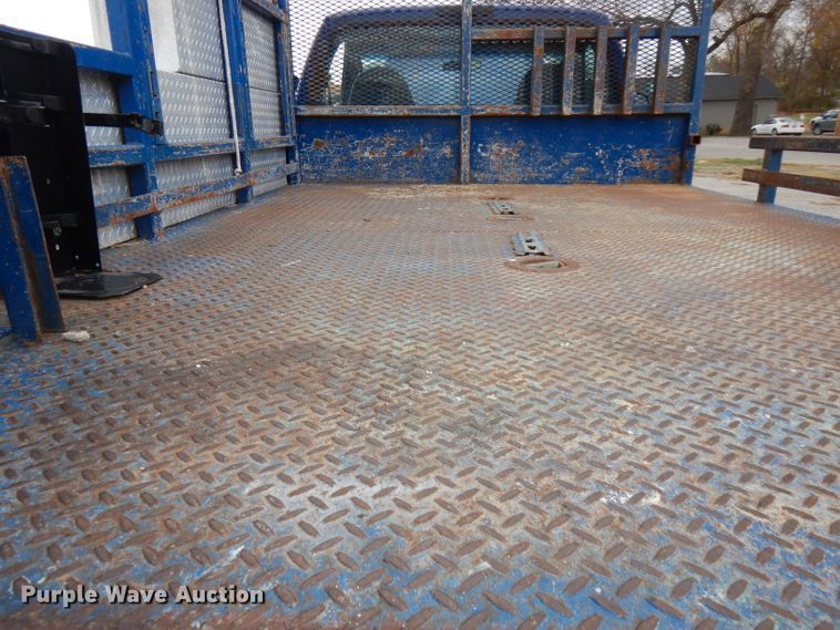 image for item GK9549 2003 Ford F550 Super Duty  flatbed truck with crane