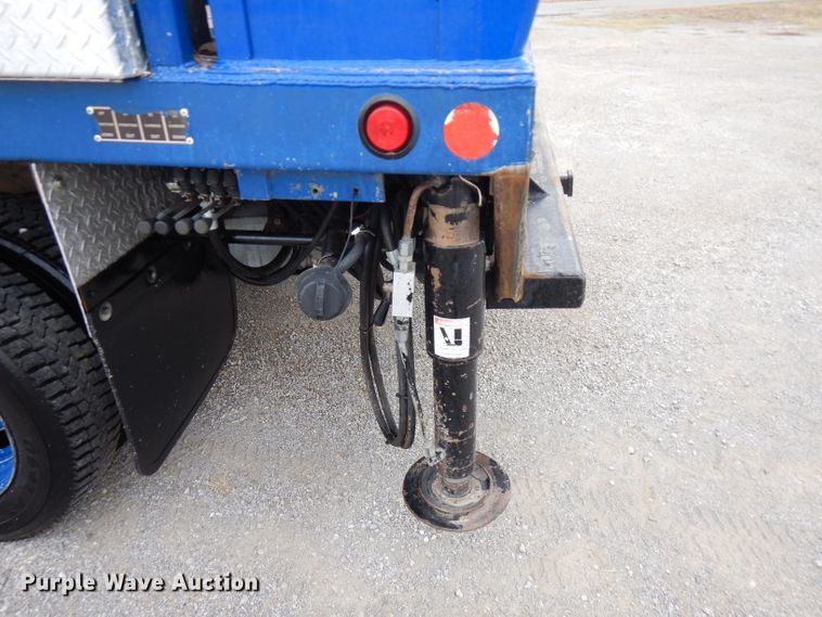 image for item GK9549 2003 Ford F550 Super Duty  flatbed truck with crane