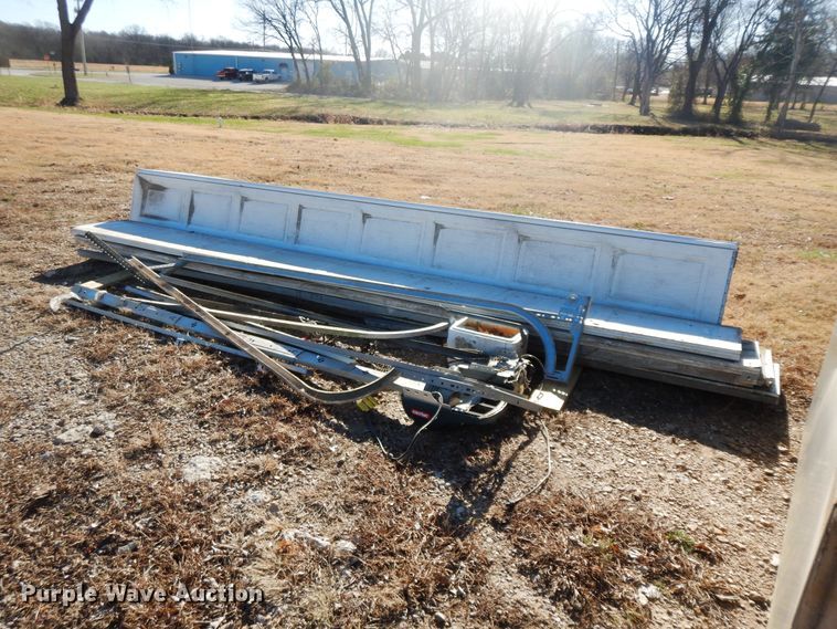 2) garage doors in Independence, KS | Item GK9623 sold | Purple Wave