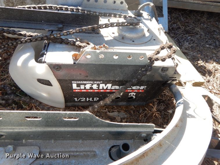 2) garage doors in Independence, KS | Item GK9623 sold | Purple Wave