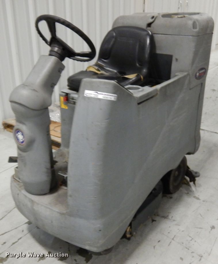 image for item HD9174 Nilfisk Advance Avenger 3210F floor scrubber