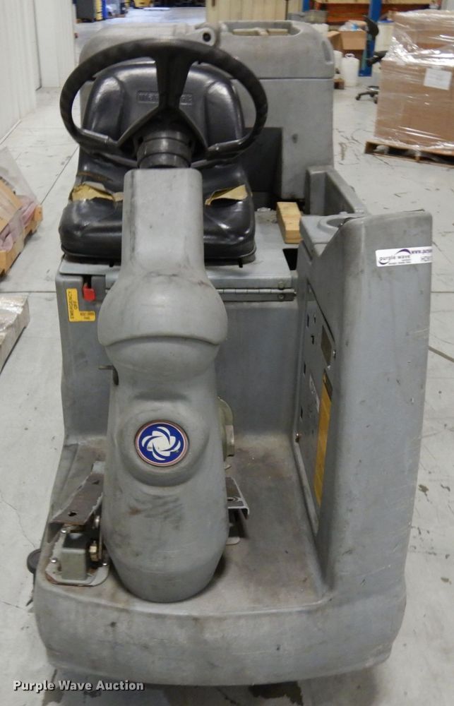 image for item HD9174 Nilfisk Advance Avenger 3210F floor scrubber