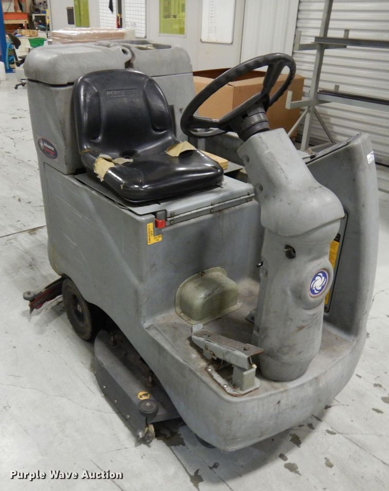 image for item HD9174 Nilfisk Advance Avenger 3210F floor scrubber