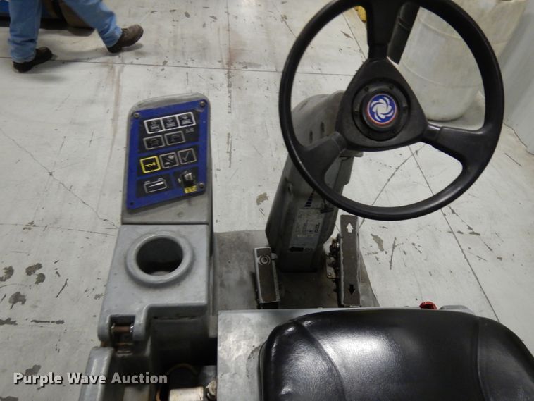 image for item HD9174 Nilfisk Advance Avenger 3210F floor scrubber