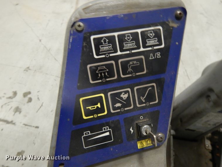 image for item HD9174 Nilfisk Advance Avenger 3210F floor scrubber