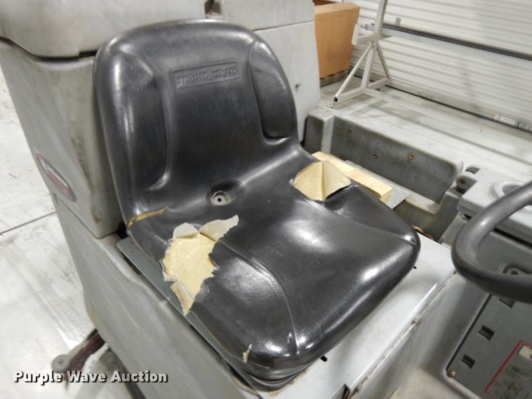 image for item HD9174 Nilfisk Advance Avenger 3210F floor scrubber